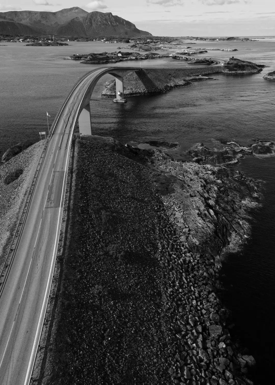 Atlantic Ocean Road schwarz-weiß, Norwegen Wandbild